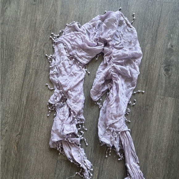 Chic Lilac Scarf with Fringe Detailing - Picture 1 of 4